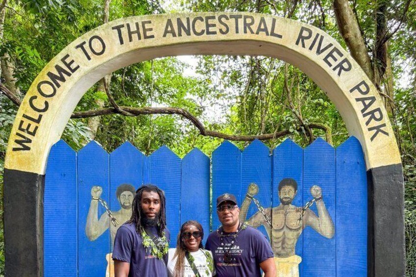 Un cartel de bienvenida en la entrada del parque ancestral junto al río. 5