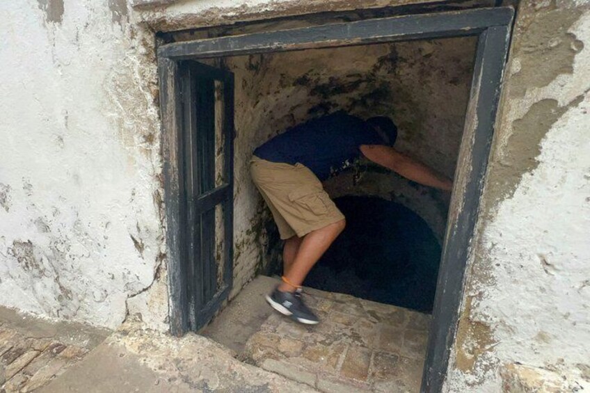Una persona entra en un estrecho acceso oscuro. 2