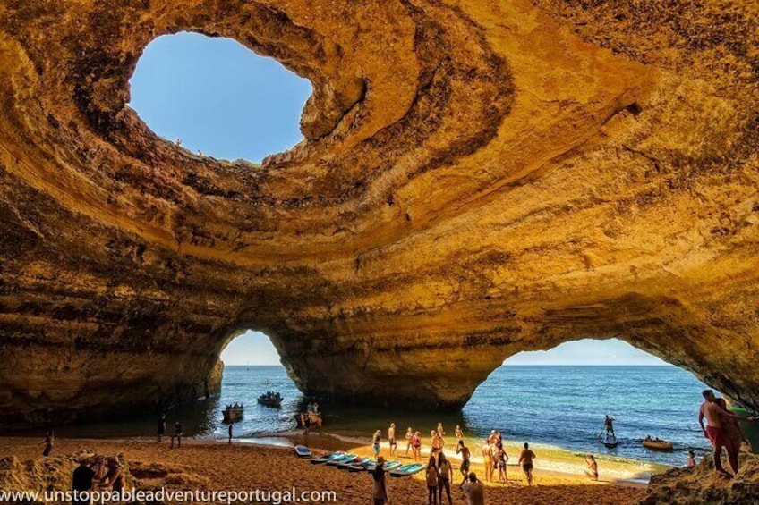 Formación rocosa natural con una abertura circular y dos arcos que dan a una playa. 2