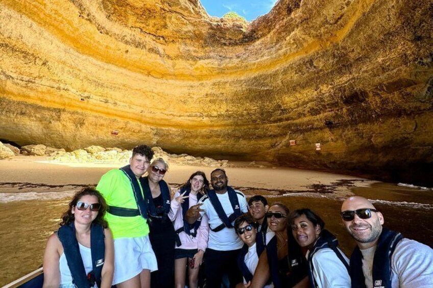 Un grupo de personas dentro de una cueva grande con formaciones rocosas estratificadas. 1