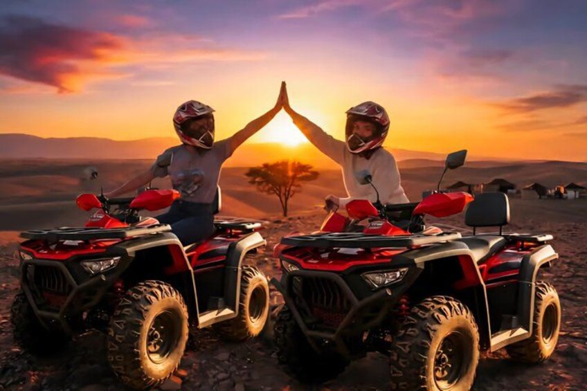 Deux personnes sur des quads, avec un coucher de soleil en arrière-plan. 4