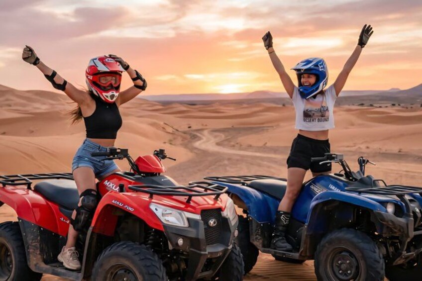 Deux personnes sur des quads, dans un paysage désertique, au coucher du soleil. 1