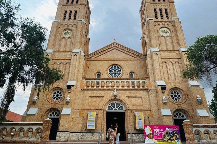 Une grande église en briques, dotée de deux tours et d’une rosace centrale. 2