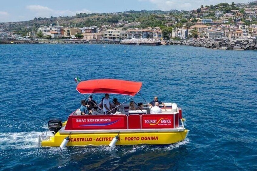 Een gele boot met een rood zonnescherm, waarop 4