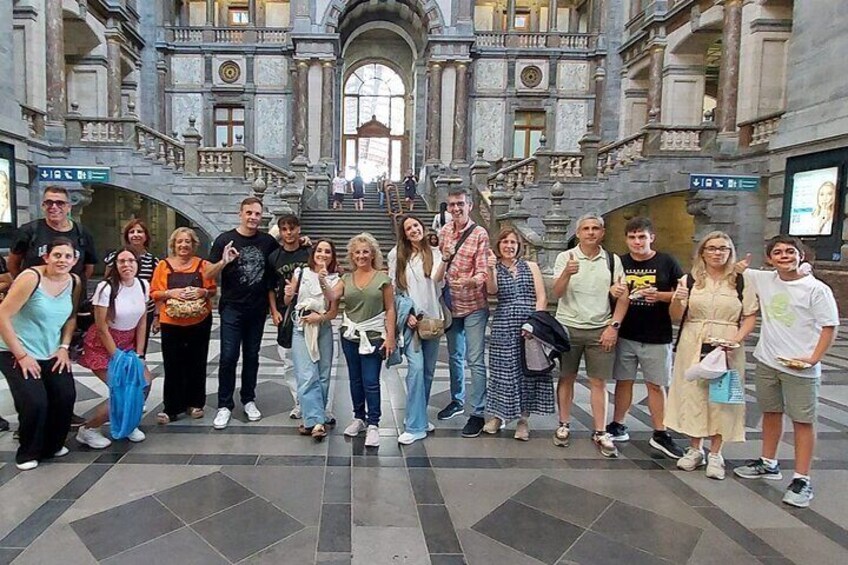 Un grupo de personas frente a un edificio histórico con arquitectura ornamentada. 3