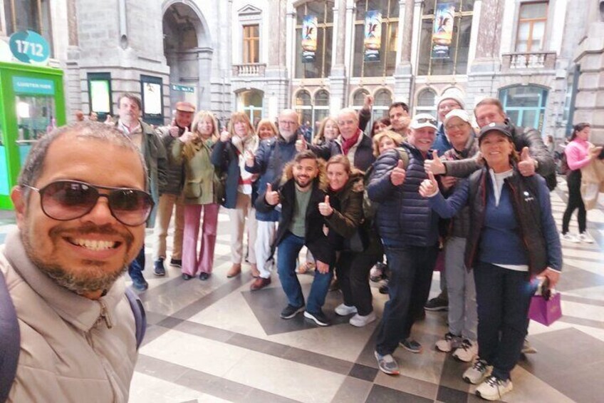 Un grupo de personas posando para una foto en un edificio histórico con arquitectura clásica. 5