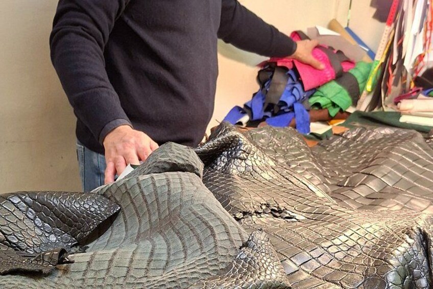 Lucca Leather Shopping Experience with Local Expert 3