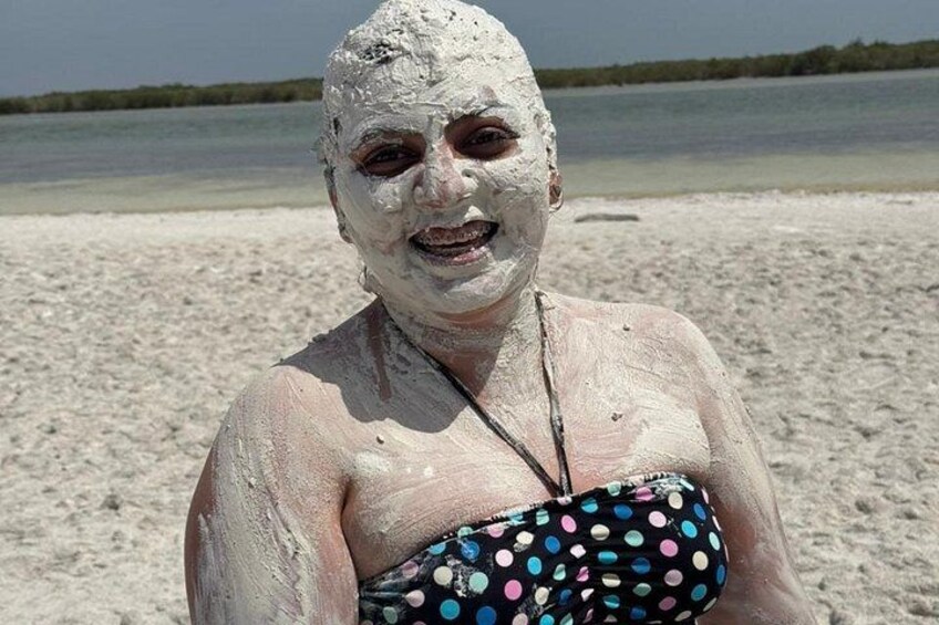 Une personne se trouve sur une plage de sable, avec une étendue d’eau en arrière-plan. 4