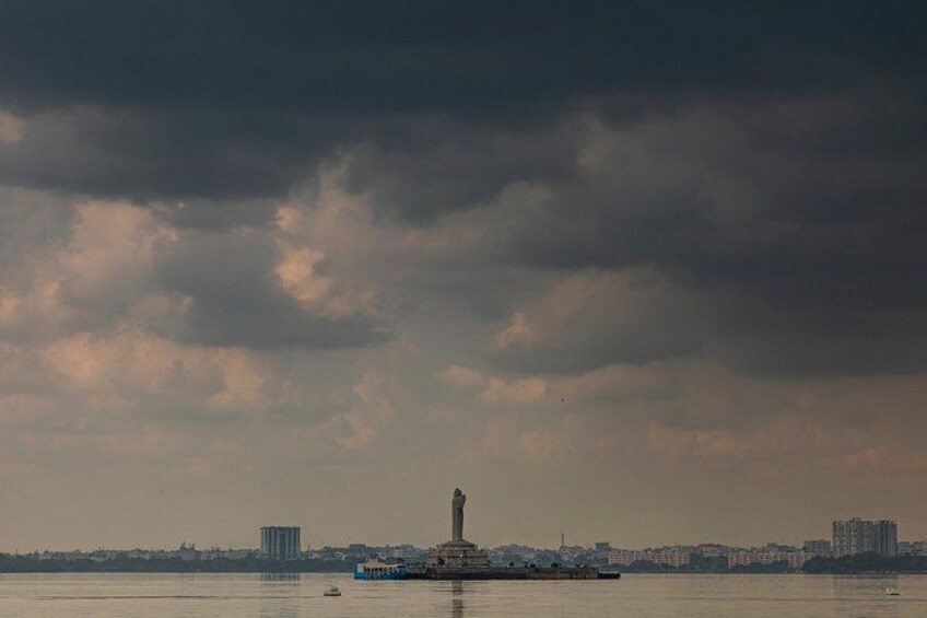 Une vue sur les toits d’une ville, avec un monument imposant, une étendue d’eau et un bateau. 2