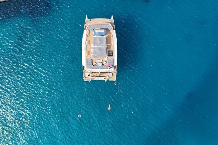 Vista aérea de un yate en un mar turquesa. 3