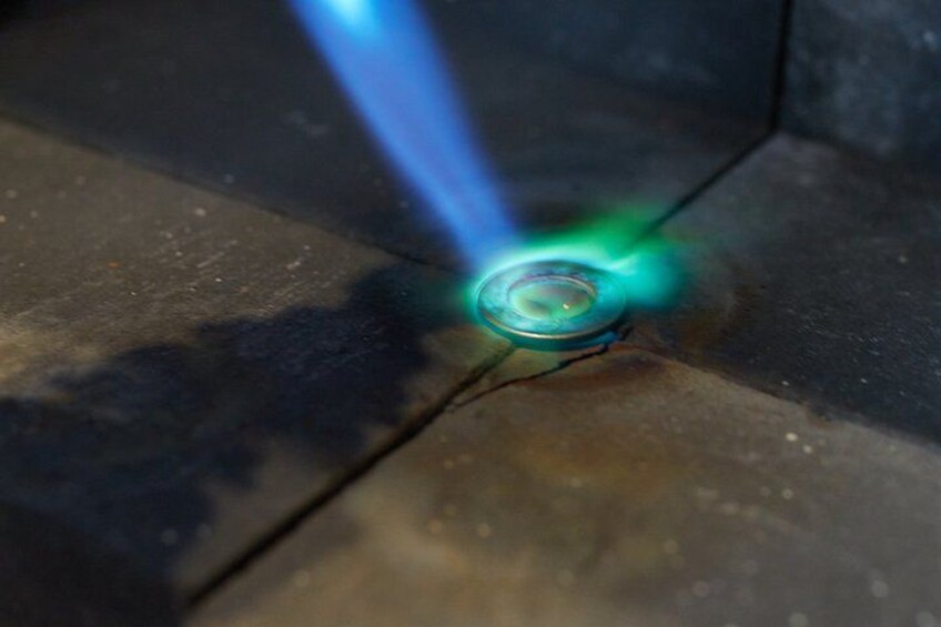 Un gros plan d’un objet en rotation, illuminé par une lumière bleue et verte. 3