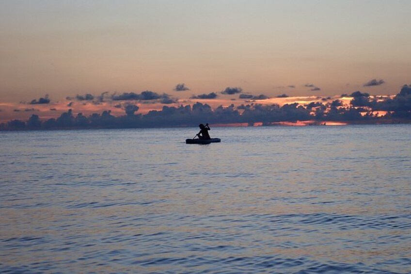 Una persona practica kayak en aguas tranquilas durante el atardecer. 2