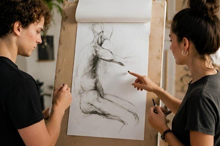 Deux personnes examinent un grand croquis sur un tableau blanc. 4