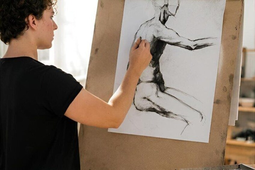 Une personne peignant une figure sur une toile. 5