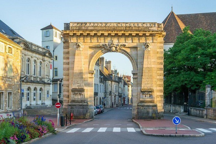 Saint Nicholas Gate: The majestic 18th century triumphant gate, marking the northern entrance to the city. 2