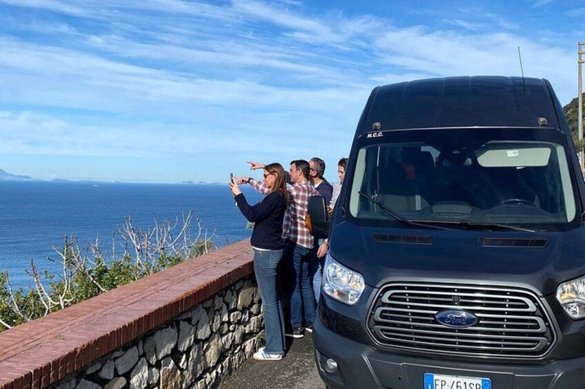 Un fourgon noir était garé près d’un mur de pierres, surplombant la mer. 1