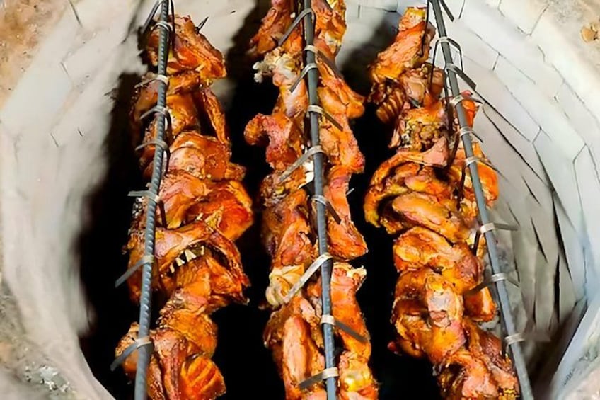 Ein Drehspieß mit mehreren Spießen gegrilltem Fleisch. 4