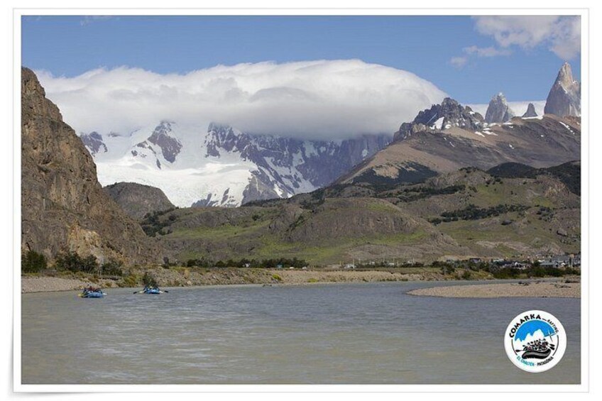 Un río con barcos, montañas y un glaciar. 4