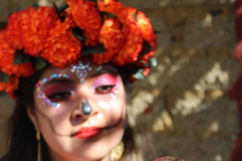 Eine Person mit Blumenkranz und Schminke. 2