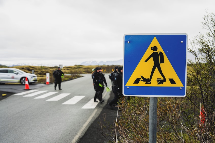 A pedestrian crossing sign with a figure digging. 3