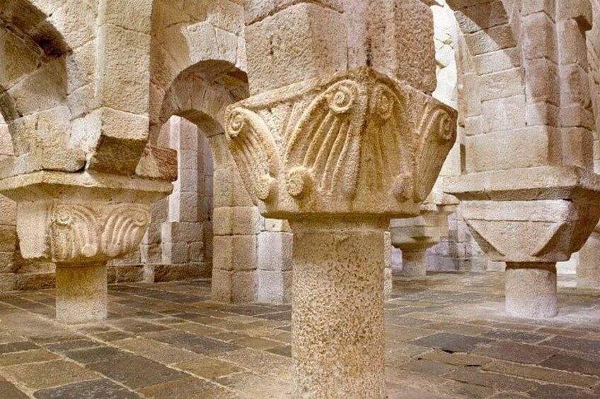 Une structure de pierre ancienne, ornée de sculptures complexes et d’arches. 5