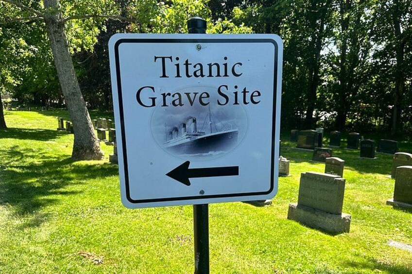 Een bord voor de grafplaats van de Titanic, met een pijl naar links. 2
