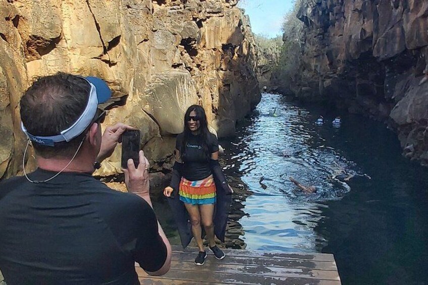 Una persona fotografa un'altra persona in riva al fiume. 4