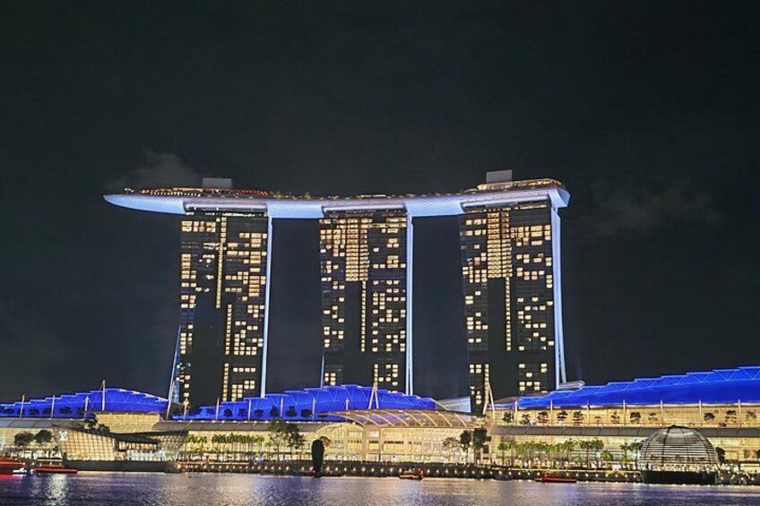 Vue nocturne de l’hôtel Marina Bay Sands, reconnaissable à son architecture distinctive à trois niveaux et au SkyPark qui le couronne. 5