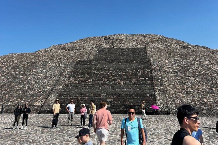 Una pirámide grande con turistas en primer plano. 2