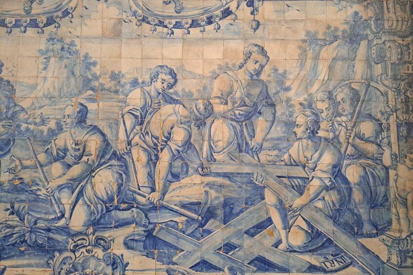 Un mosaico detallado con figuras con vestimenta clásica, diseños intrincados y elementos arquitectónicos. 2