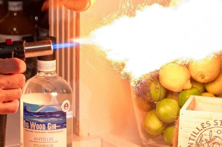 Una botella de ginebra Big Wood, una caja de madera y un recipiente con limones. 3