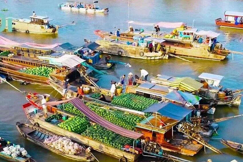 Un vivace mercato galleggiante con imbarcazioni cariche di prodotti, circondato dall'acqua. 3