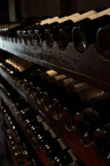 A close-up of a piano keyboard with keys. 5