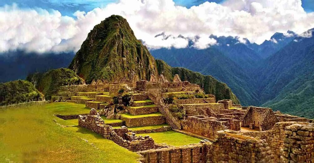 Les ruines du Machu Picchu, avec son architecture inca en pierre, ses terrasses agricoles et une montagne imposante en arrière-plan. 1