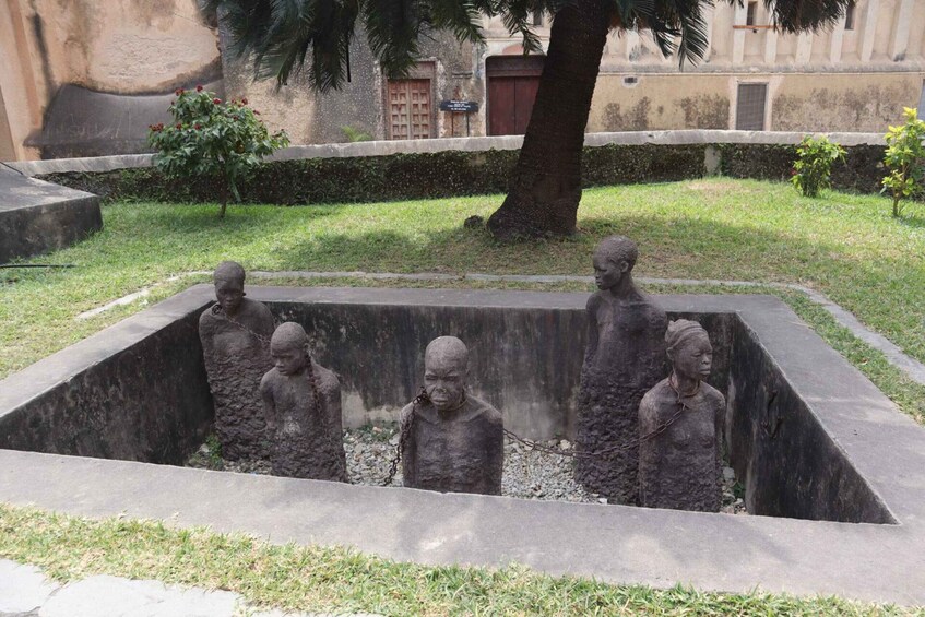 Una tumba con cuatro estatuas de hombres encadenados. 2
