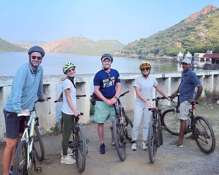 Picture 1 for Activity Udaipur: Private Lake Loop Bicycle Tour with Refreshments 5