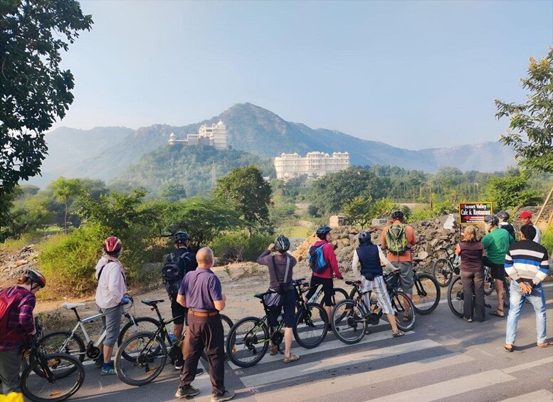 Udaipur: Private Lake Loop Bicycle Tour with Refreshments 1
