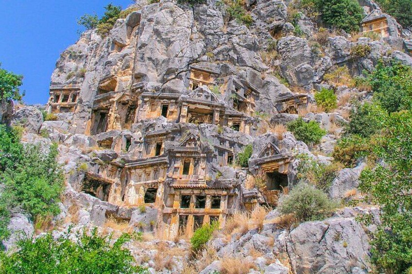 Un complexe monastique taillé dans la roche, comprenant plusieurs chapelles creusées dans le flanc de la colline. 2