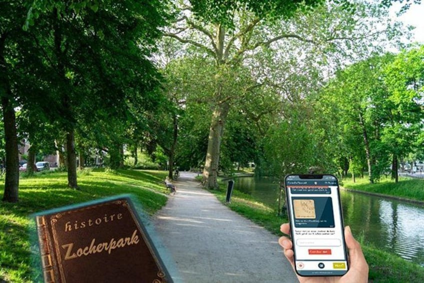 Un smartphone affichant une application de cartographie, un livre intitulé « Histoire du parc Zocher » et un sentier longeant un canal. 1