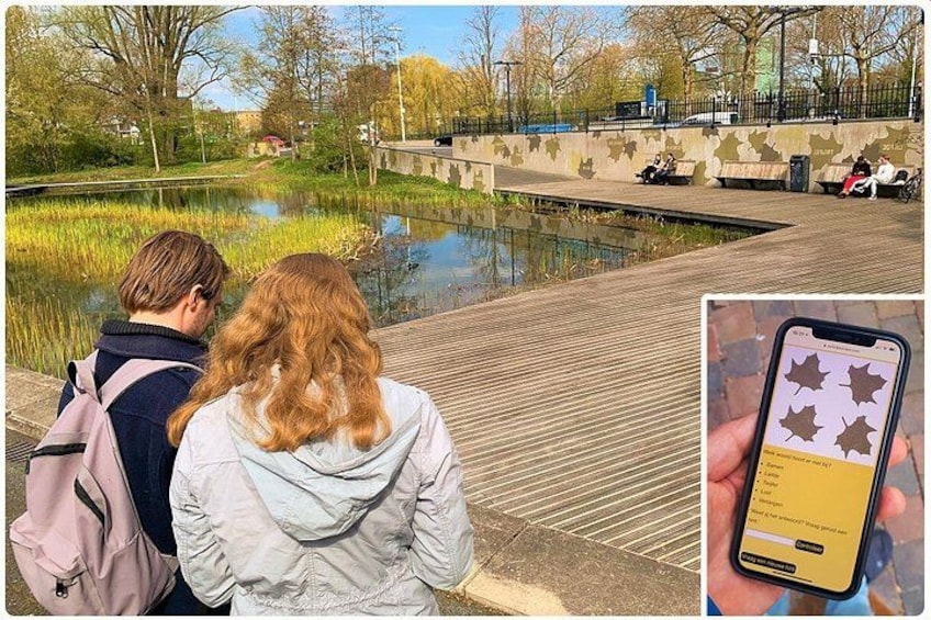 Un couple est assis au bord d’un étang, près d’un pont, et l’un d’eux tient un smartphone qui affiche une carte. 3