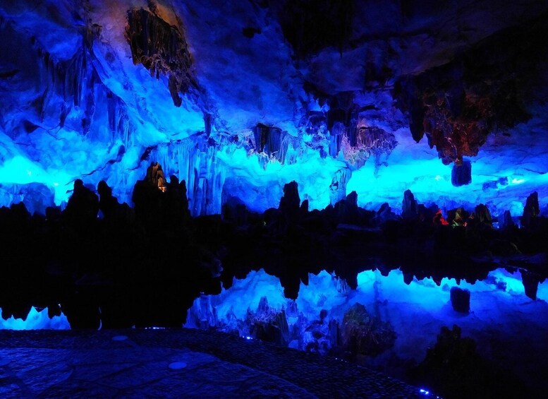 Une grotte de glace avec un éclairage bleu et des surfaces réfléchissantes. 3