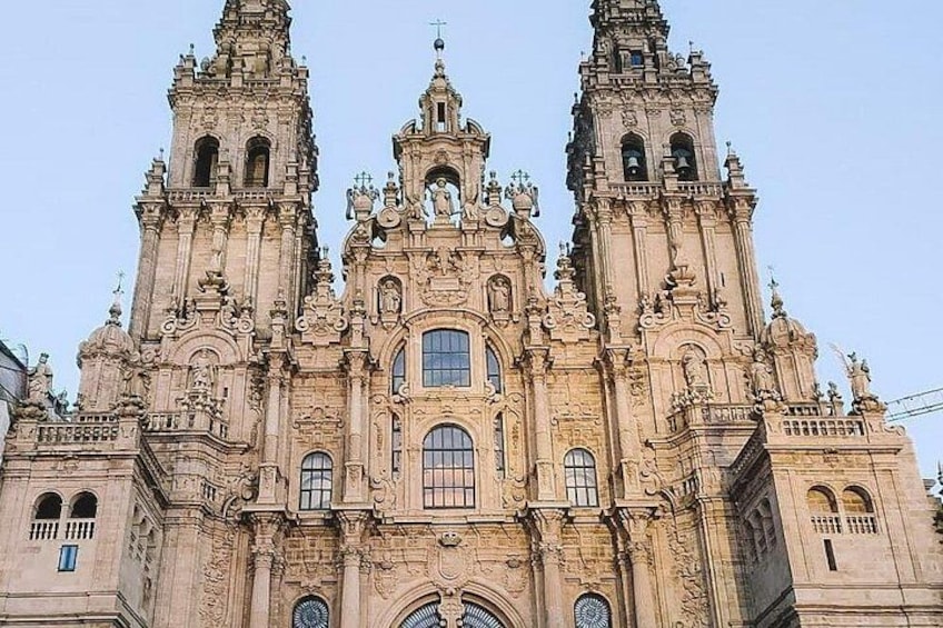 Una iglesia grande y ornamentada con tres torres y detalles arquitectónicos intrincados. 1