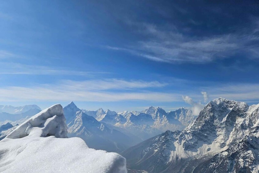 Una cadena montañosa cubierta de nieve con cielos despejados. 5