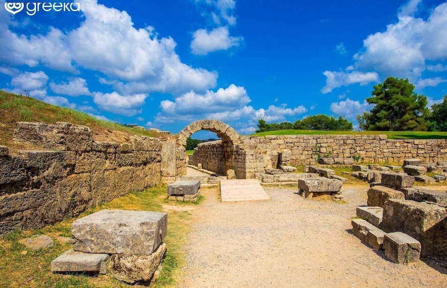 Ruinas antiguas con muros de piedra y un arco. 3