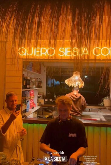 A bar with a neon sign reading "QUERO SESA COR". 5