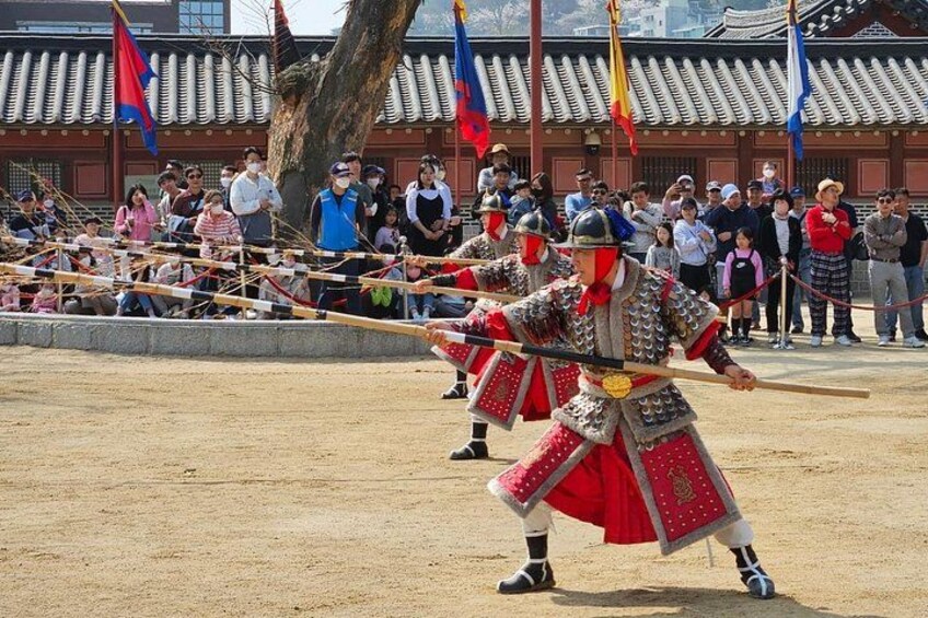 Deux artistes, vêtus d’armures traditionnelles, présentent une démonstration d’arts martiaux. 5