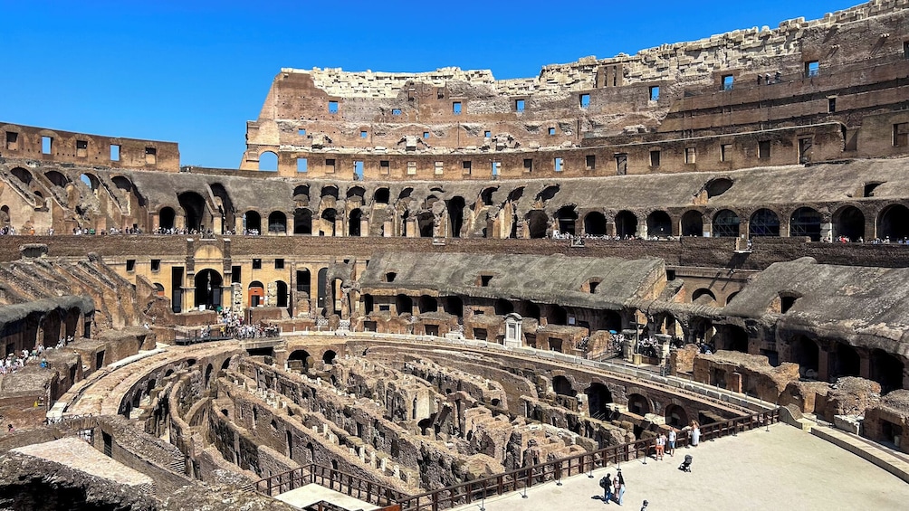 Un antiguo anfiteatro romano con varios niveles de asientos y una sección superior parcialmente conservada. 3