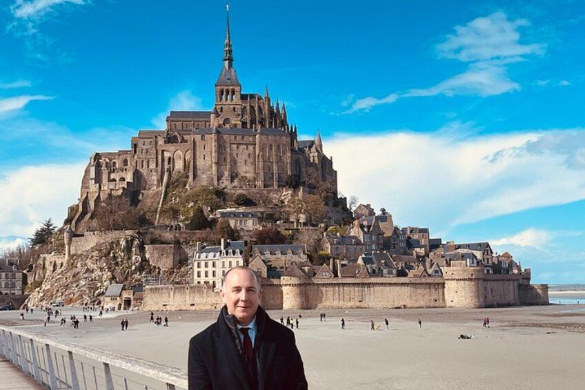 Un castello storico su una collina, con una spiaggia sullo sfondo. 2