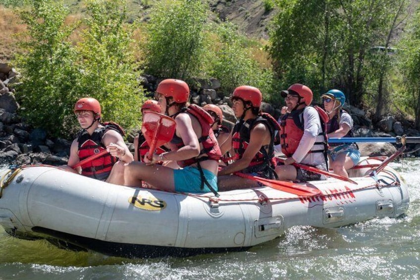 Un groupe de personnes à bord d’un radeau naviguant sur une rivière. 5