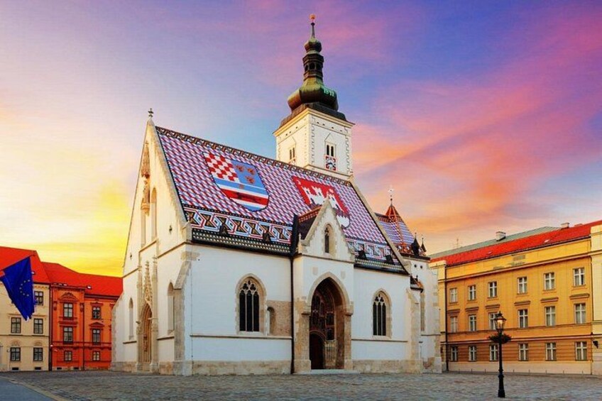En kyrka med ett tak täckt av tegelpannor och ett torn. 2